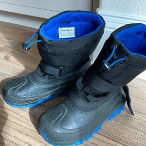 Boys thermolite - black/blue snow boots.  Size 4